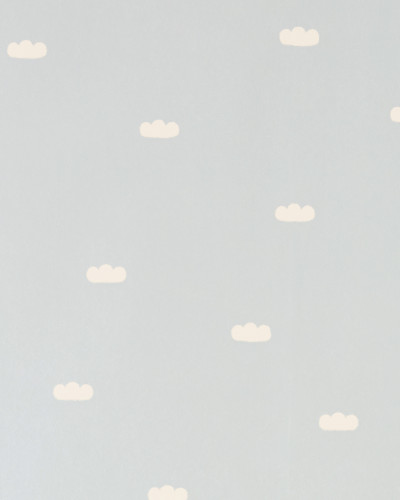 Tapet cu design de nori albi pe fundal albastru pastel
