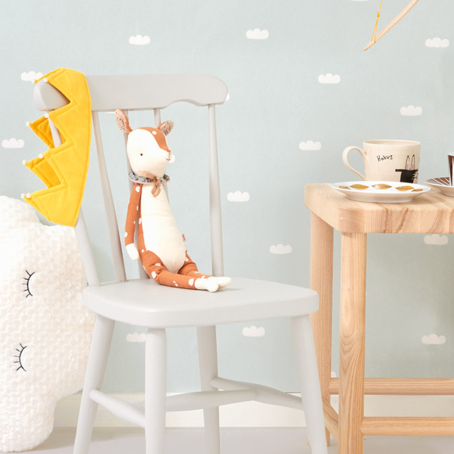 Tapet cu design de nori albi pe fundal albastru pastel