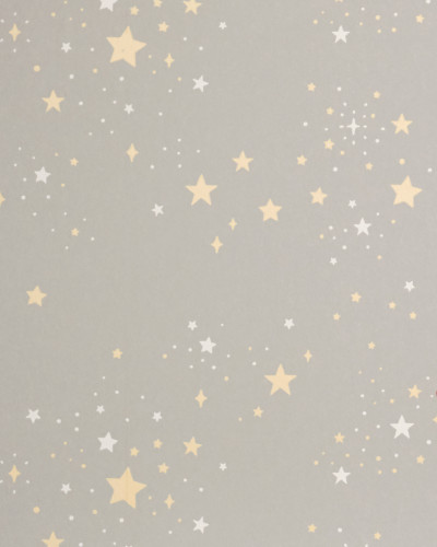 Tapet Twinkle Mud Grey, cu stelute aurii si albe pe un fond gri deschis.