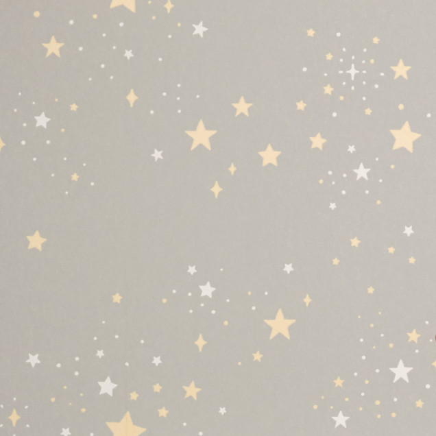 Tapet Twinkle Mud Grey, cu stelute aurii si albe pe un fond gri deschis.