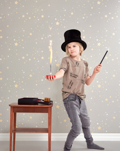Tapet Twinkle Mud Grey, cu stelute aurii si albe pe un fond gri deschis.