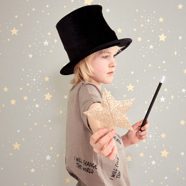 Tapet Twinkle Mud Grey, cu stelute aurii si albe pe un fond gri deschis.
