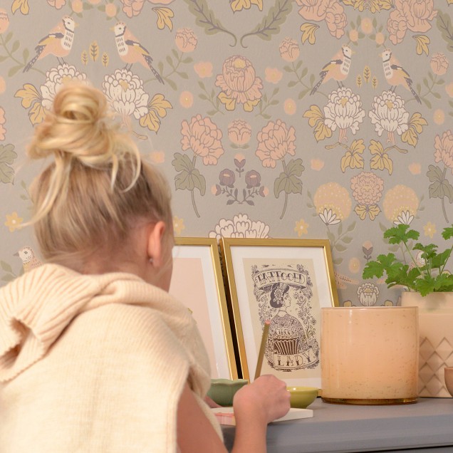 Tapet June, Mindful Grey, Majvillan Tapet cu model floral delicat, June, Mindful Grey, Majvillan