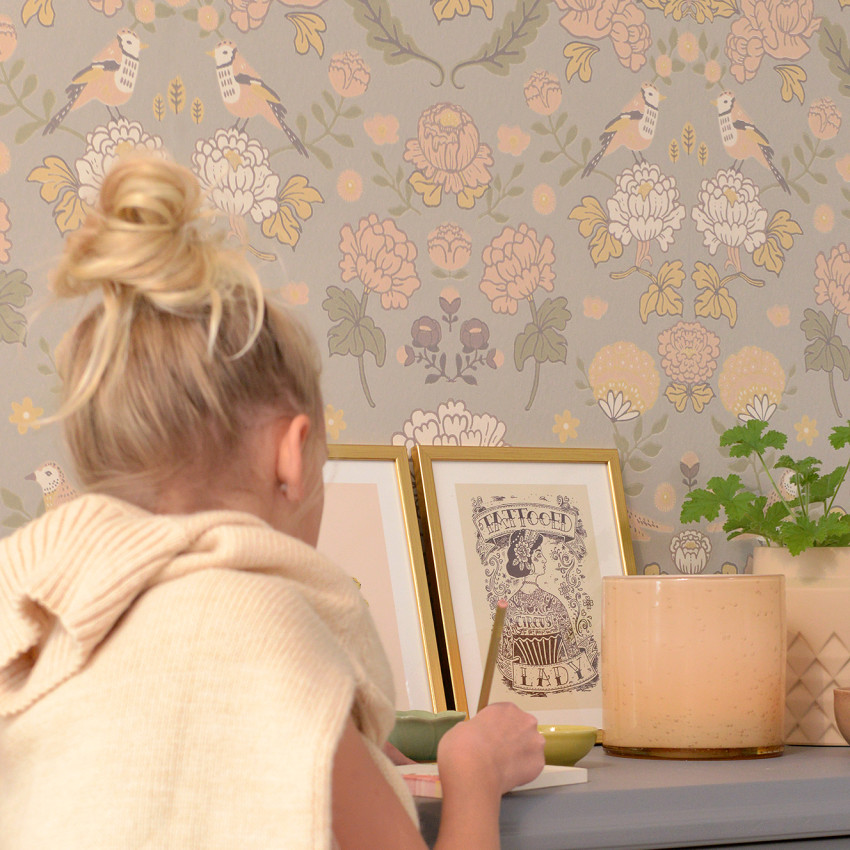 Tapet floral, June, Honey Beige, cu un design delicat și elegant