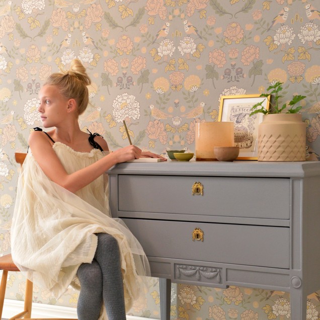 Tapet June, Mindful Grey, Majvillan Tapet cu model floral delicat, June, Mindful Grey, Majvillan