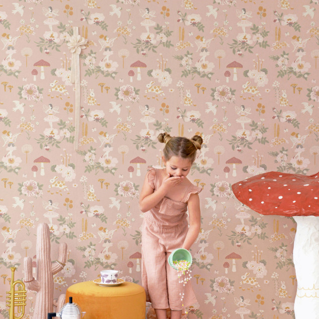 Tapet Old Garden Dusty Rose, cu model delicat de flori, iepurași și zâne, în nuanțe pastelate de roz prafuit.