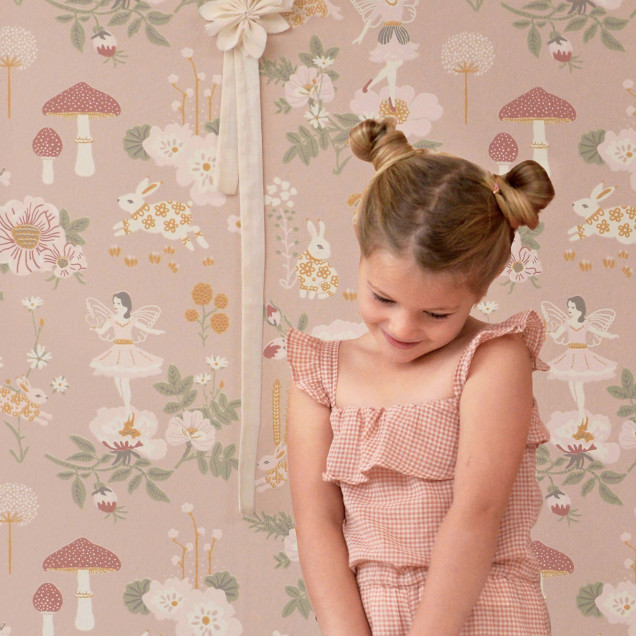 Tapet Old Garden Dusty Rose, cu model delicat de flori, iepurași și zâne, în nuanțe pastelate de roz prafuit.