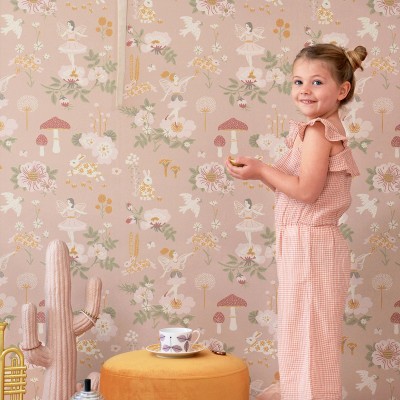 Tapet Old Garden Dusty Rose, cu model delicat de flori, iepurași și zâne, în nuanțe pastelate de roz prafuit.