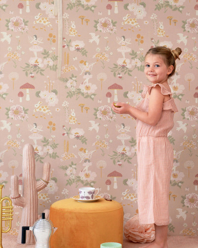 Tapet Old Garden Dusty Rose, cu model delicat de flori, iepurași și zâne, în nuanțe pastelate de roz prafuit.