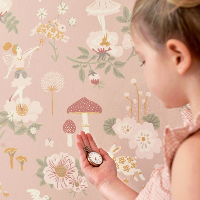 Tapet Old Garden Dusty Rose, cu model delicat de flori, iepurași și zâne, în nuanțe pastelate de roz prafuit.