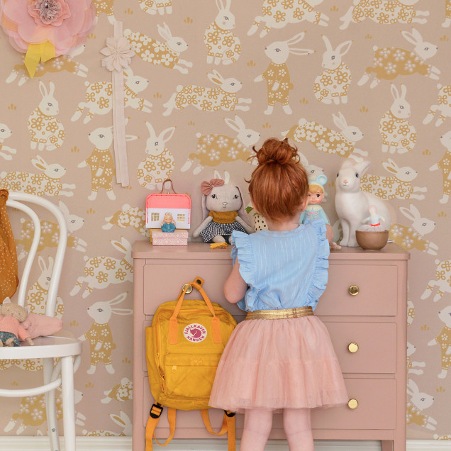 Tapet Garden Party, Dusty Blush Pink, cu iepurasi simpatici pe un fundal roz prafuit