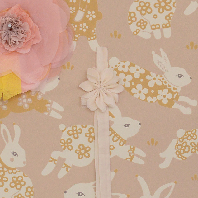 Tapet Garden Party, Dusty Blush Pink, cu iepurasi simpatici pe un fundal roz prafuit