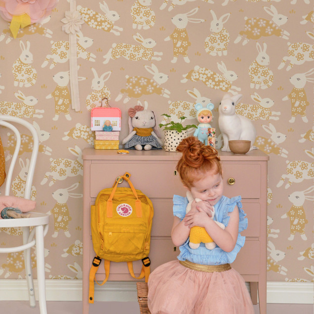 Tapet Garden Party, Dusty Blush Pink, cu iepurasi simpatici pe un fundal roz prafuit