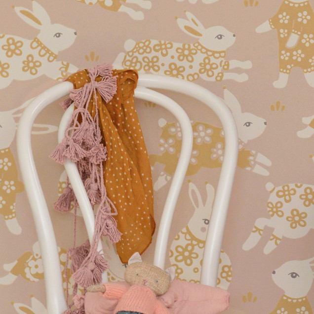 Tapet Garden Party, Dusty Blush Pink, cu iepurasi simpatici pe un fundal roz prafuit
