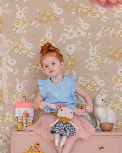 Tapet Garden Party, Dusty Blush Pink, cu iepurasi simpatici pe un fundal roz prafuit