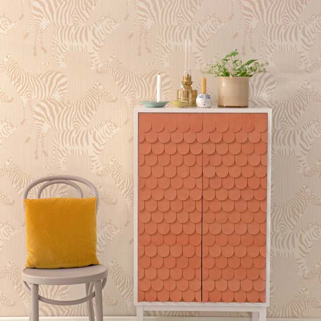Tapet Safari Stripes, Dusty Beige, cu zebre elegante în nuanțe prafuite de bej.