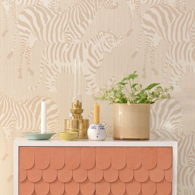 Tapet Safari Stripes, Dusty Beige, cu zebre elegante în nuanțe prafuite de bej.