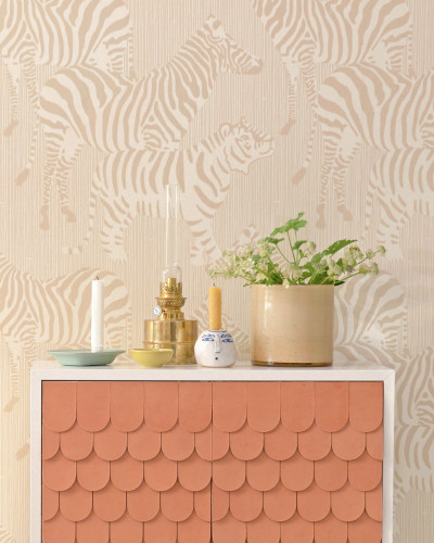 Tapet Safari Stripes, Dusty Beige, cu zebre elegante în nuanțe prafuite de bej.
