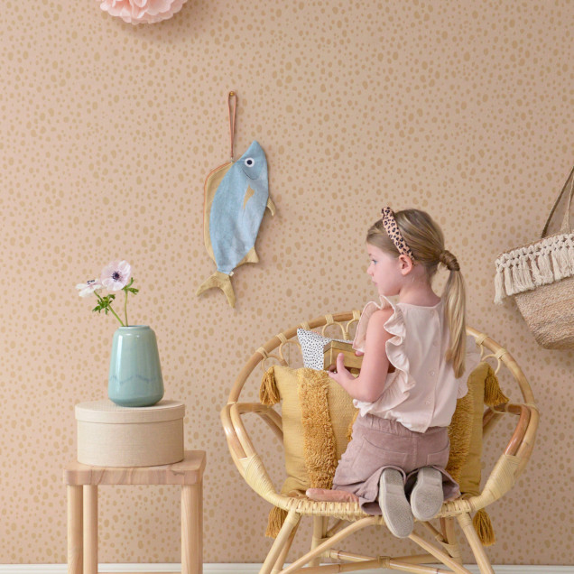 Tapet Animal Dots, Dusty Peach, cu model modern de puncte de animale, într-o nuanță delicată de piersică prafuită.