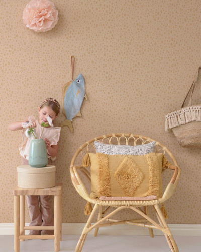 Tapet Animal Dots, Dusty Peach, cu model modern de puncte de animale, într-o nuanță delicată de piersică prafuită.