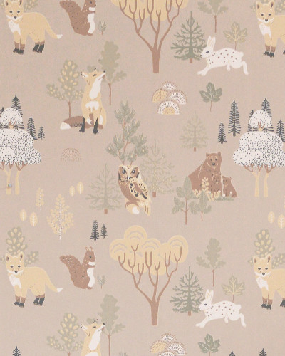 Tapet cu un design delicat, cu o varietate de animale din pădure, păsări și copaci pe un fundal bej moale.