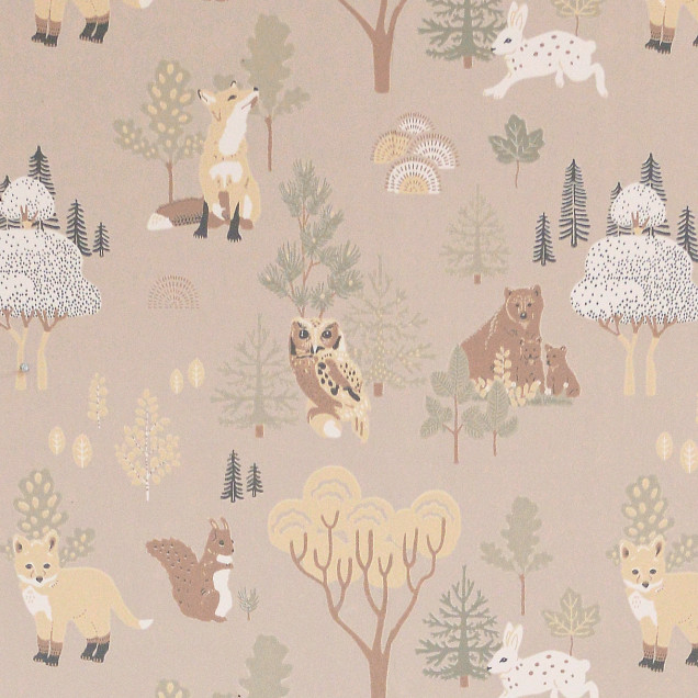 Tapet cu un design delicat, cu o varietate de animale din pădure, păsări și copaci pe un fundal bej moale.