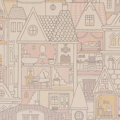 Imagine cu tapetul Dollhouse Soft Wool White, care prezintă o imagine cu casuțe adorabile în culori delicate.