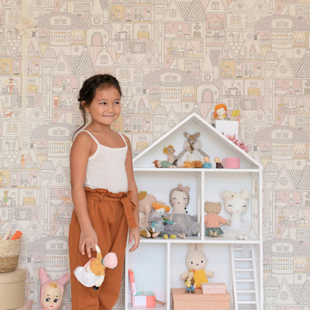 Imagine cu tapetul Dollhouse Soft Wool White, care prezintă o imagine cu casuțe adorabile în culori delicate.