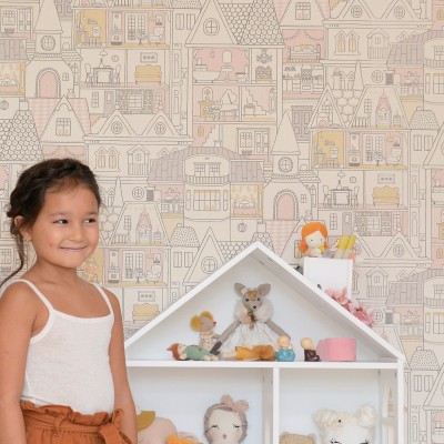 Imagine cu tapetul Dollhouse Soft Wool White, care prezintă o imagine cu casuțe adorabile în culori delicate.