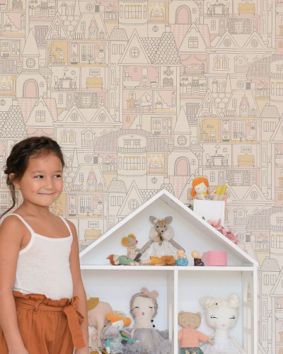 Imagine cu tapetul Dollhouse Soft Wool White, care prezintă o imagine cu casuțe adorabile în culori delicate.