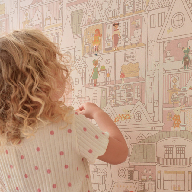Tapet Dollhouse Sunny Pink, cu model delicat de case roz si galbene