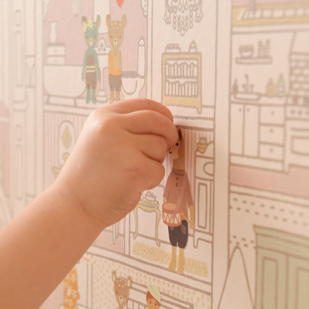 Tapet Dollhouse Sunny Pink, cu model delicat de case roz si galbene