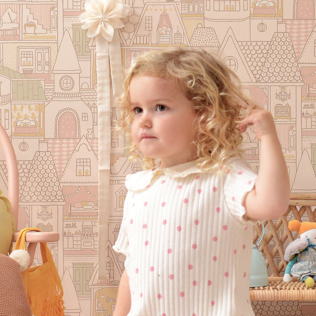 Tapet Dollhouse Sunny Pink, cu model delicat de case roz si galbene