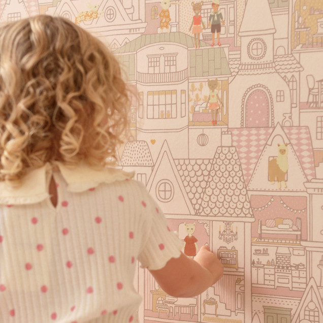 Tapet Dollhouse Sunny Pink, cu model delicat de case roz si galbene