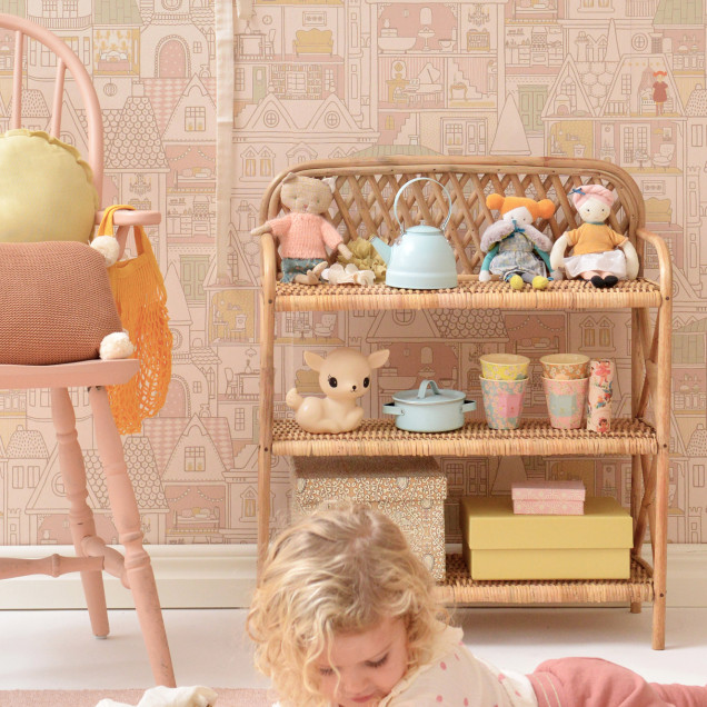 Tapet Dollhouse Sunny Pink, cu model delicat de case roz si galbene