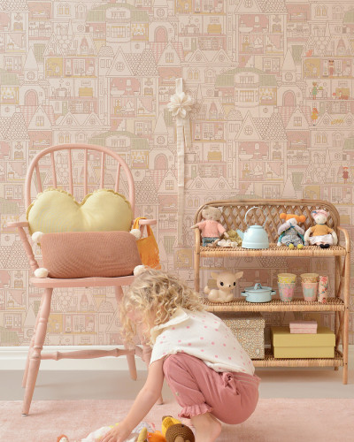 Tapet Dollhouse Sunny Pink, cu model delicat de case roz si galbene