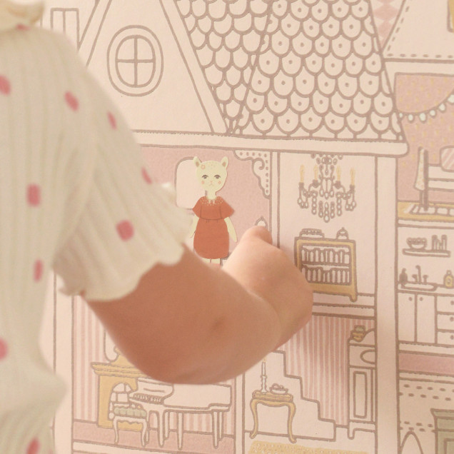 Tapet Dollhouse Sunny Pink, cu model delicat de case roz si galbene