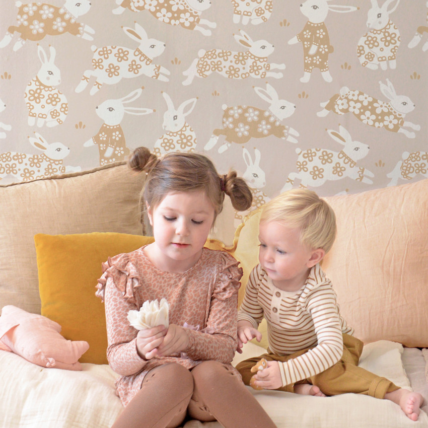 Tapet Garden Party, Dusty Blush Pink, cu iepurasi simpatici pe un fundal roz prafuit