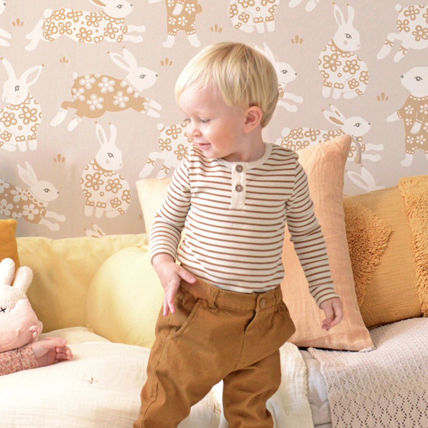Tapet Garden Party, Dusty Blush Pink, cu iepurasi simpatici pe un fundal roz prafuit