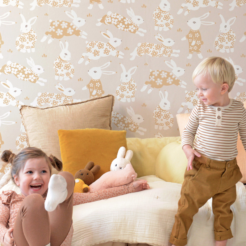 Tapet Garden Party, Dusty Blush Pink, cu iepurasi simpatici pe un fundal roz prafuit