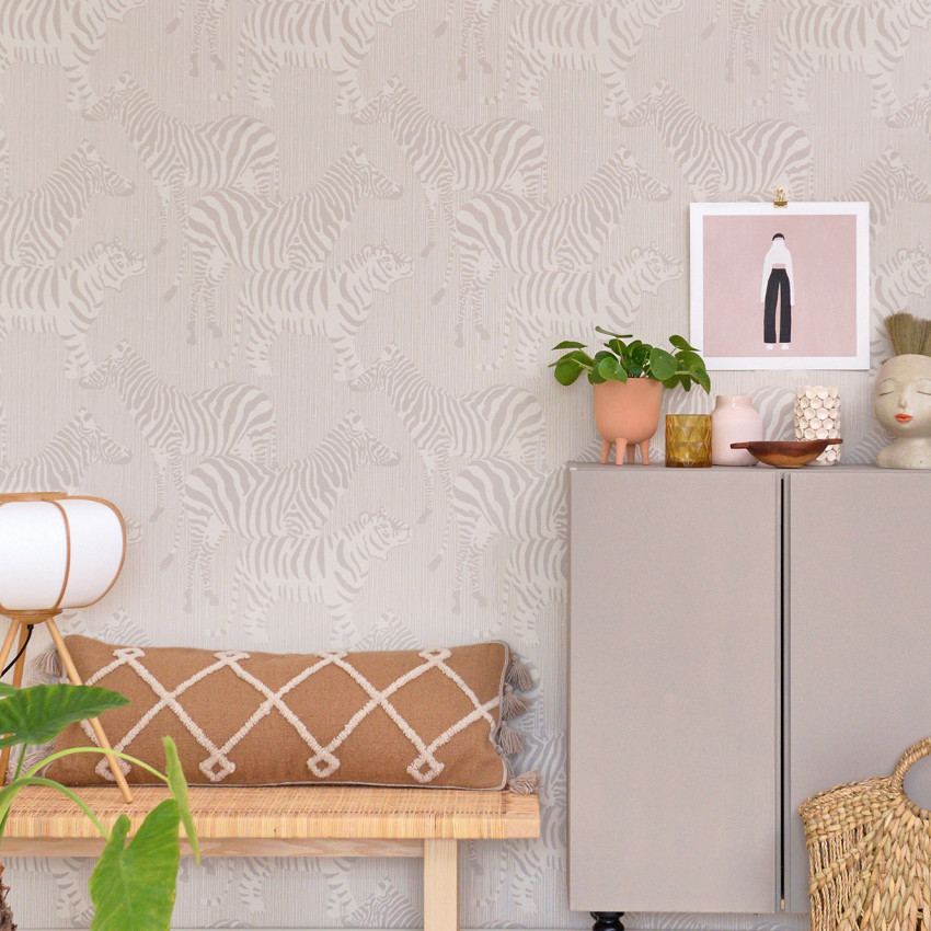 Tapet Safari Stripes, Dusty Beige, cu zebre elegante în nuanțe prafuite de bej.