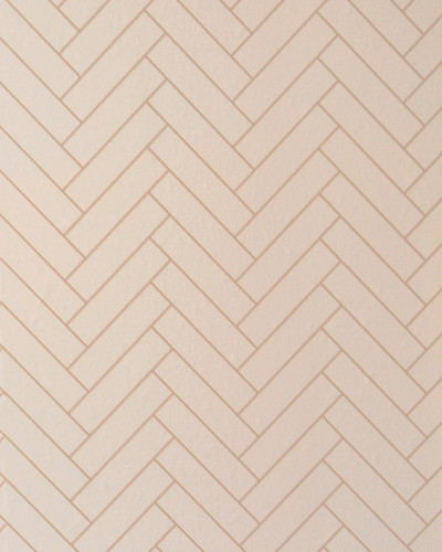 Tapet cu model herringbone în nuanțe de bej nisipos, decorat cu tablouri și plante. Tapetul este perfect pentru a crea un ambient elegant și modern.