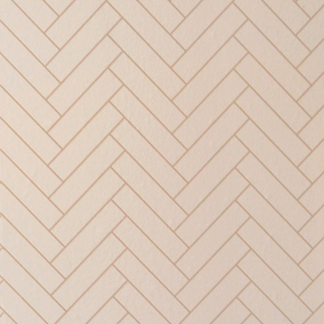 Tapet cu model herringbone în nuanțe de bej nisipos, decorat cu tablouri și plante. Tapetul este perfect pentru a crea un ambient elegant și modern.