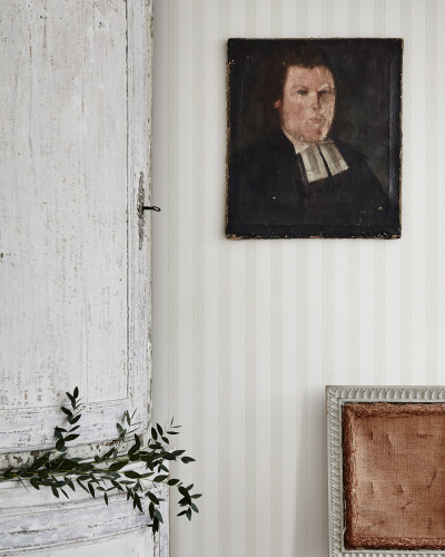 Tapet lavabil cu dungi subtile, gri deschis. Tapetul este decorat cu o rama veche cu portret.