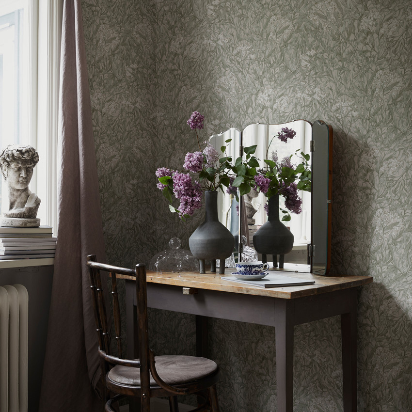 Tapet lavabil cu design minimalist, cu model floral pe un fond indigo.