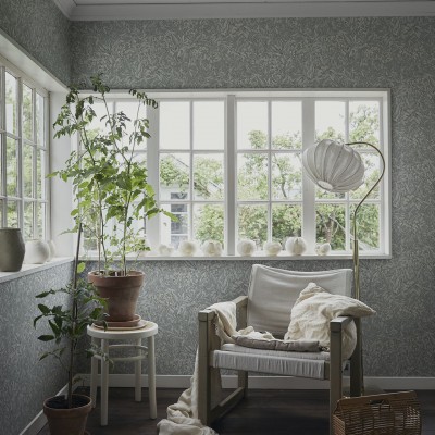 Tapet lavabil cu design floral discret, cu accente gri, perfect pentru living sau dormitor.
