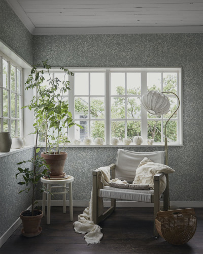 Tapet lavabil cu design floral discret, cu accente gri, perfect pentru living sau dormitor.