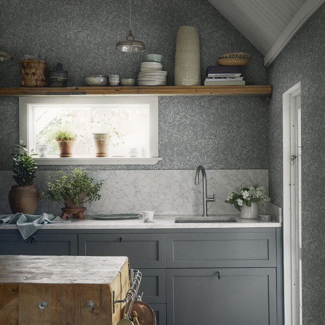 Tapet lavabil cu design floral discret, cu accente gri, perfect pentru living sau dormitor.