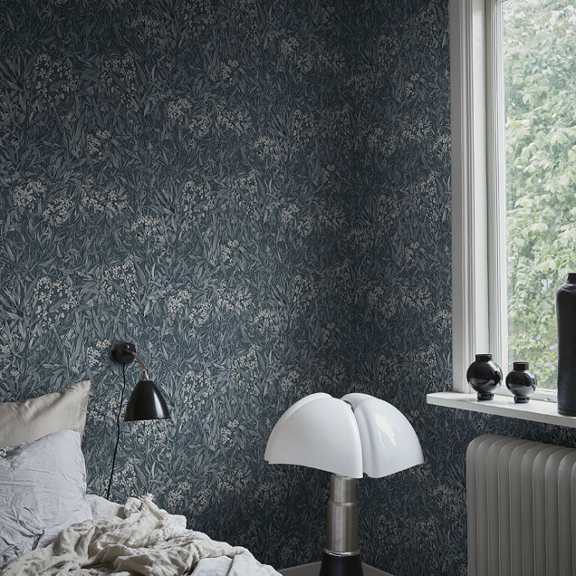 Tapet lavabil cu design minimalist, cu model floral pe un fond indigo.