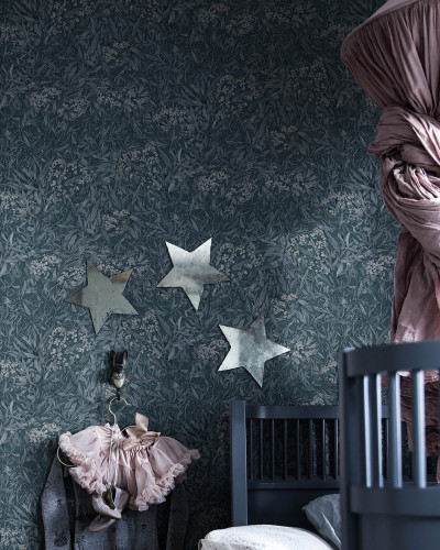 Tapet lavabil cu design minimalist, cu model floral pe un fond indigo.